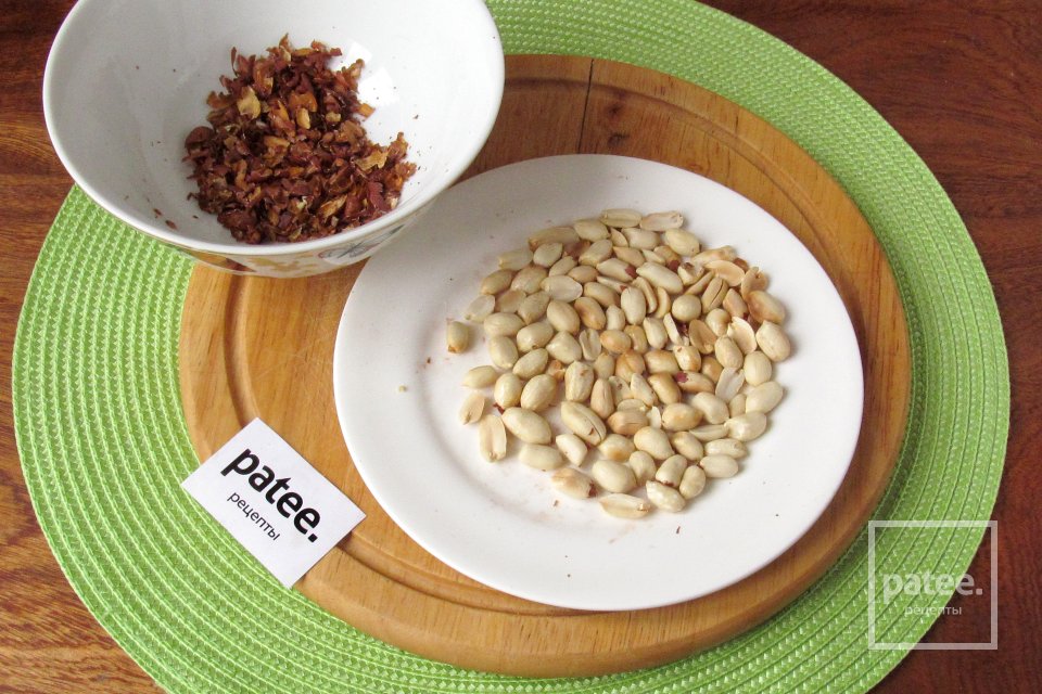 Салат с курицей, черносливом и орехами - Шаг 4