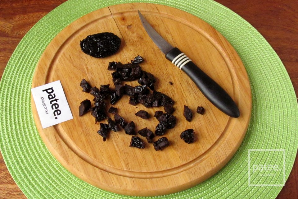 Салат с курицей, черносливом и орехами - Шаг 6