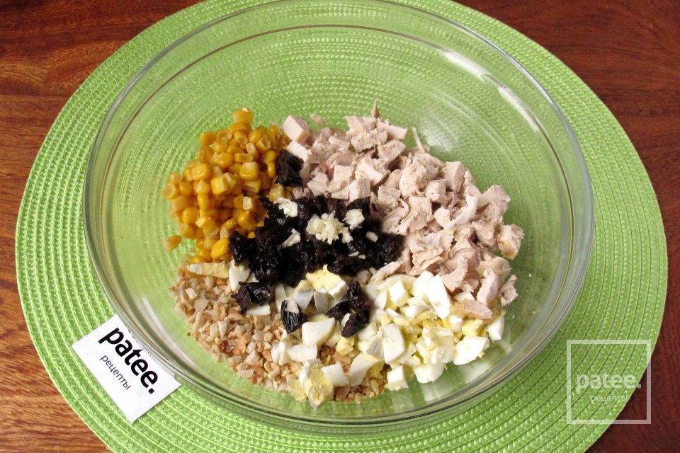 Салат с курицей, черносливом и орехами - Шаг 9