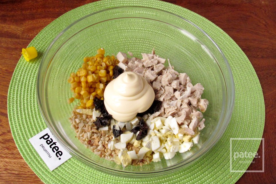 Салат с курицей, черносливом и орехами - Шаг 10