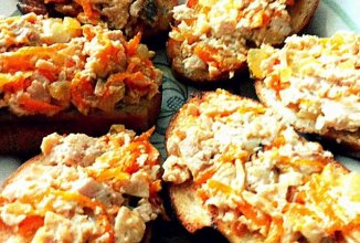 Гренки с печенью трески, морковью и луком