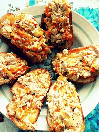 Гренки с печенью трески, морковью и луком - Шаг 1