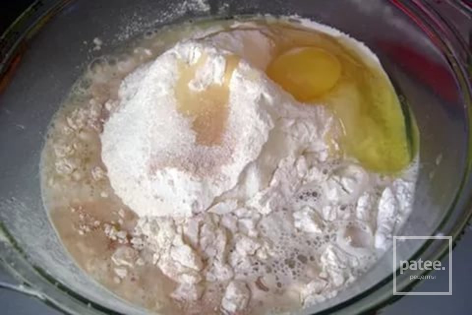 разбитые яйца в миске. яйца молоко мука. с солью смешайте с яйцами. яйца смешанные с водой и маслом. смешиваю сахар,соль и яйца.