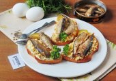 Гренки со шпротами и яйцом