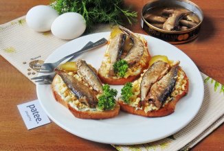 Гренки со шпротами и яйцом