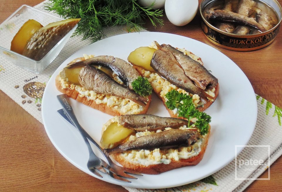 Гренки со шпротами и яйцом - Шаг 11