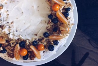 Морковный торт с грецкими орехами и корицей