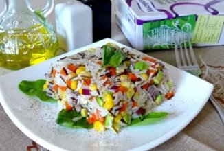 Салат диетический с диким рисом и авокадо.