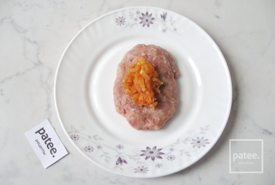 Мясные зразы с тушеной капустой - Шаг 11