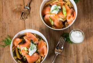 Легкие пенне со спаржей и копченым лососем