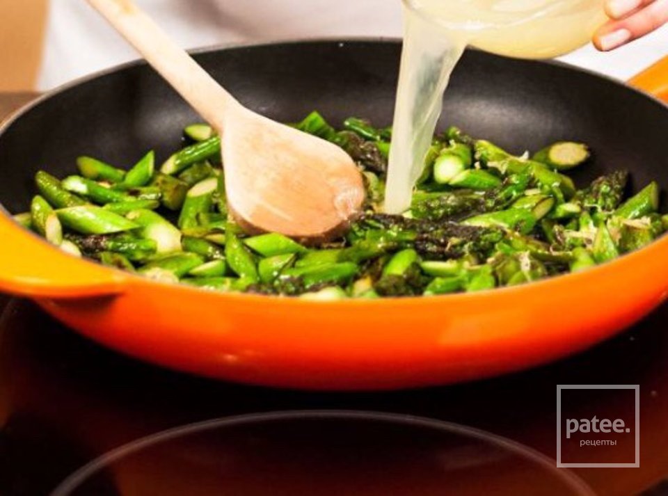 Легкие пенне со спаржей и копченым лососем - Шаг 4