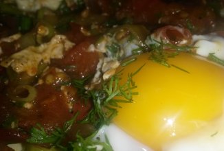 Яичница из трех видов лука