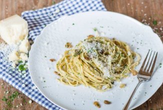 Классическая паста с чесноком и оливковым маслом