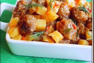 Мясные шарики тушёные с картофелем и помидорами в мультиварке