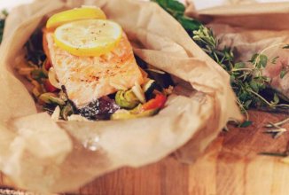 Лосось с овощами в пергаменте