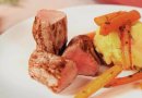 Свиная вырезка с морковью и картофельным пюре
