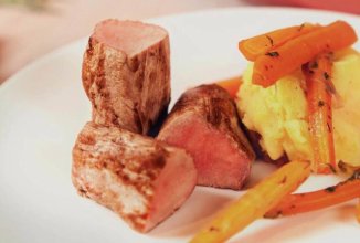 Свиная вырезка с морковью и картофельным пюре