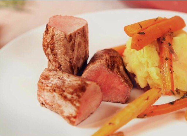 Свиная вырезка с морковью и картофельным пюре
