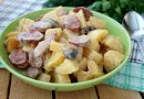 Рагу с картофелем, грибами и краковской колбасой в мультиварке