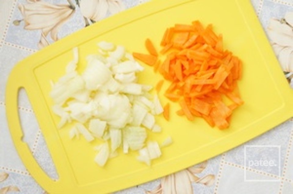 Рагу с картофелем, грибами и краковской колбасой в мультиварке - Шаг 1