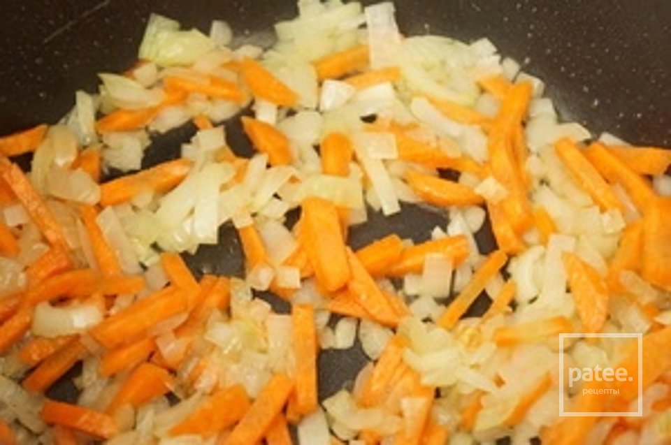 Рагу с картофелем, грибами и краковской колбасой в мультиварке - Шаг 2