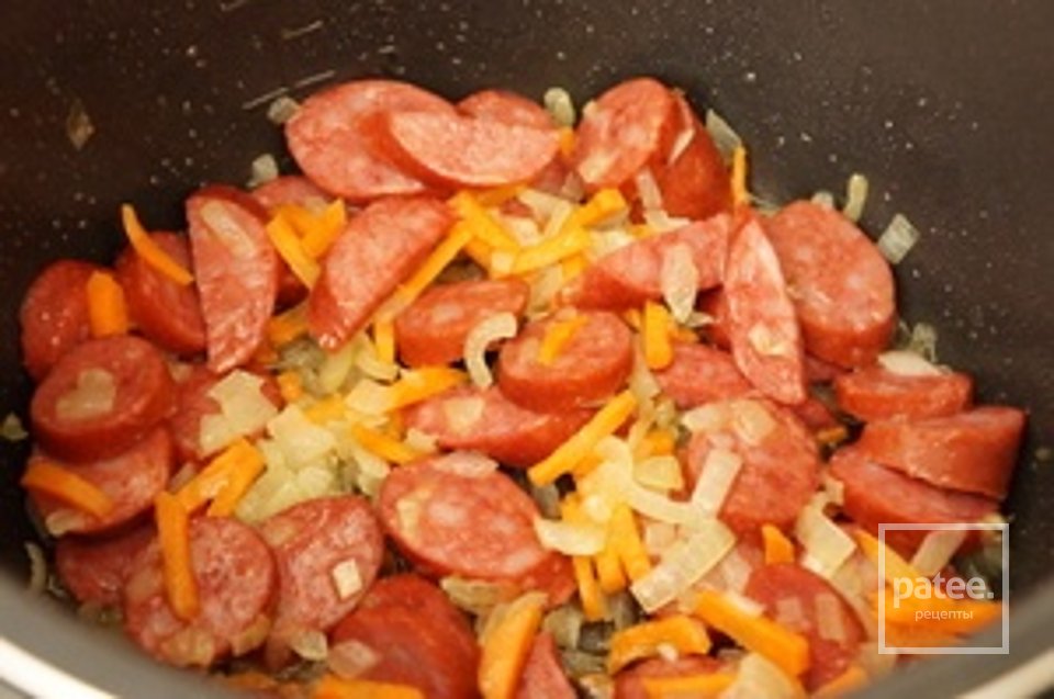 Рагу с картофелем, грибами и краковской колбасой в мультиварке - Шаг 4