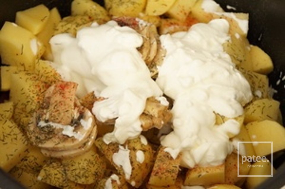 Рагу с картофелем, грибами и краковской колбасой в мультиварке - Шаг 6