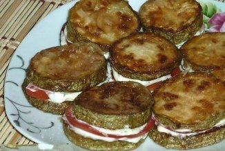 Жареные кабачки с помидорами