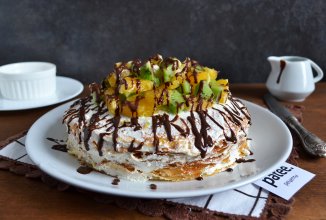 Блинный торт с нежным кремом и фруктами