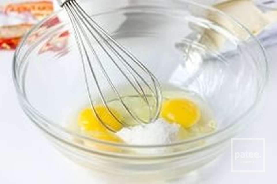 Яйцо взбитое с маслом. Взбитые яйца с сахаром. Взбивание яиц с сахаром. Яичные желтки взбиваются с сахаром. Взбитые яйца в миске.