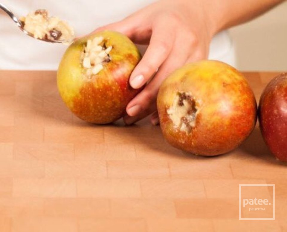 Печеные яблоки с марципаном - Шаг 3
