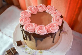 Шоколадно-клубничный торт