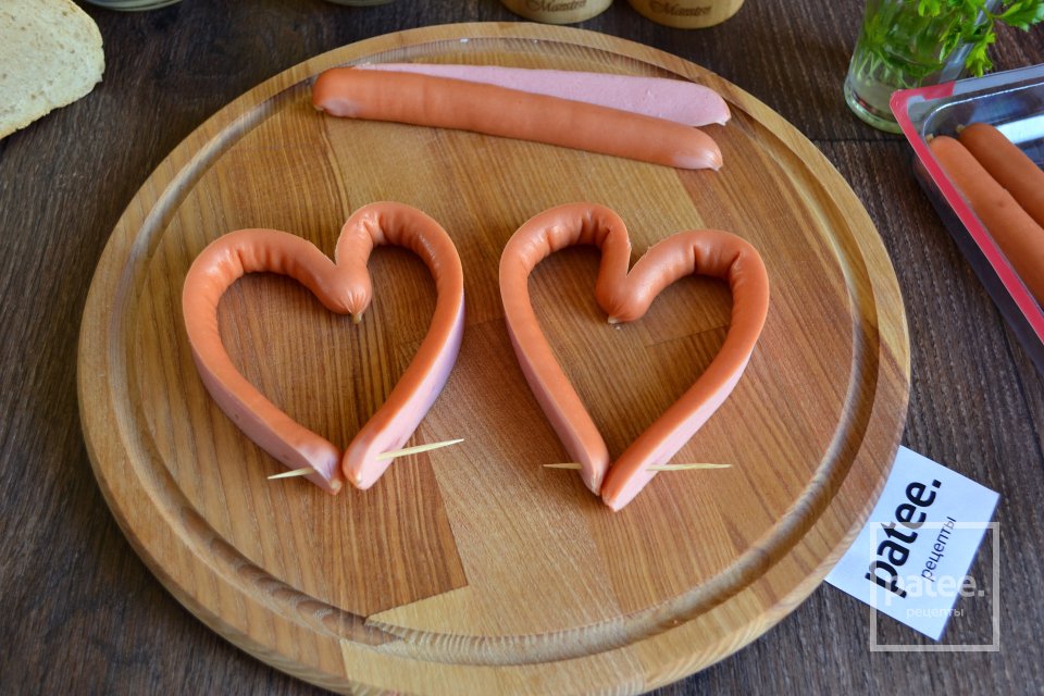 Романтическая яичница в сосиске - Шаг 3