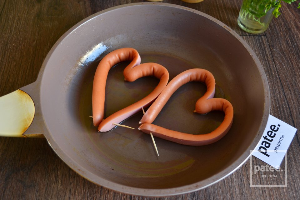 Романтическая яичница в сосиске - Шаг 4