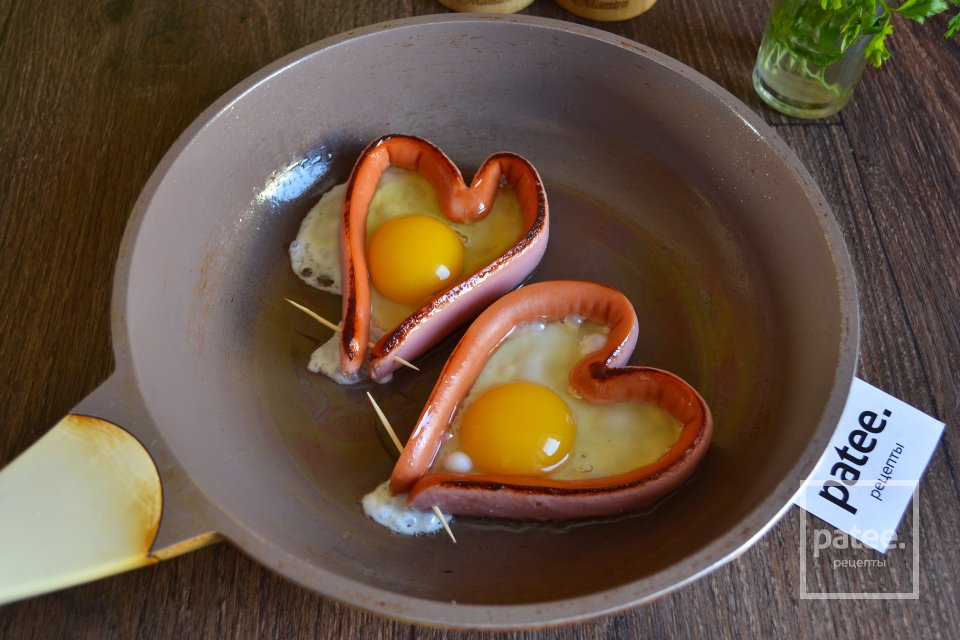 Романтическая яичница в сосиске - Шаг 5