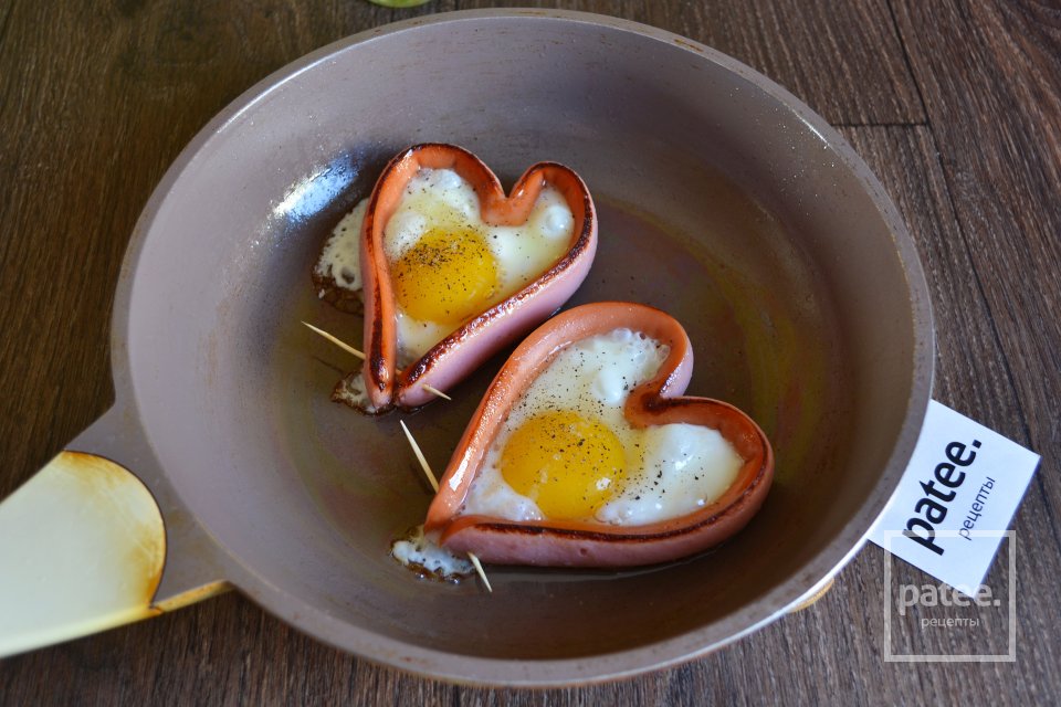 Романтическая яичница в сосиске - Шаг 6