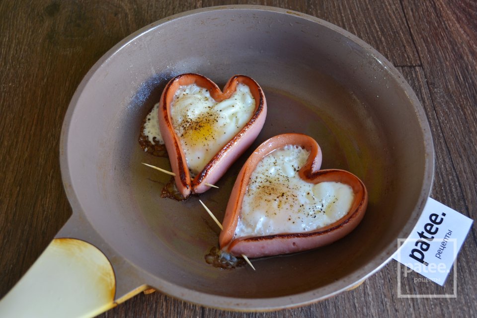 Романтическая яичница в сосиске - Шаг 8