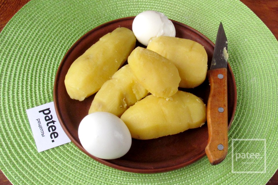 Салат с копчёным кальмаром и картофелем - Шаг 2