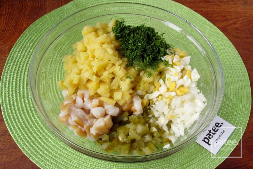 Салат с копчёным кальмаром и картофелем - Шаг 9