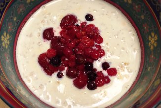 Овсянка на топленом молоке с ягодами