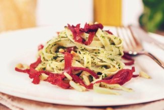 Тальятелле с соусом песто и брезаолой