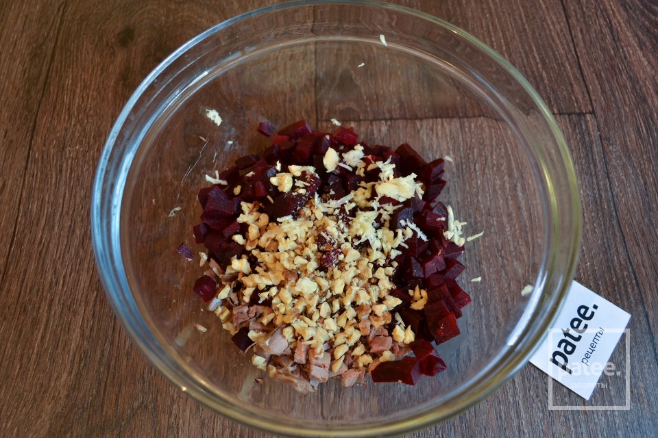 Салат со свеклой и курицей - Шаг 7