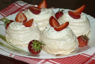 Белковые корзиночки с творожным кремом