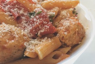 Пенне с фрикадельками и томатами
