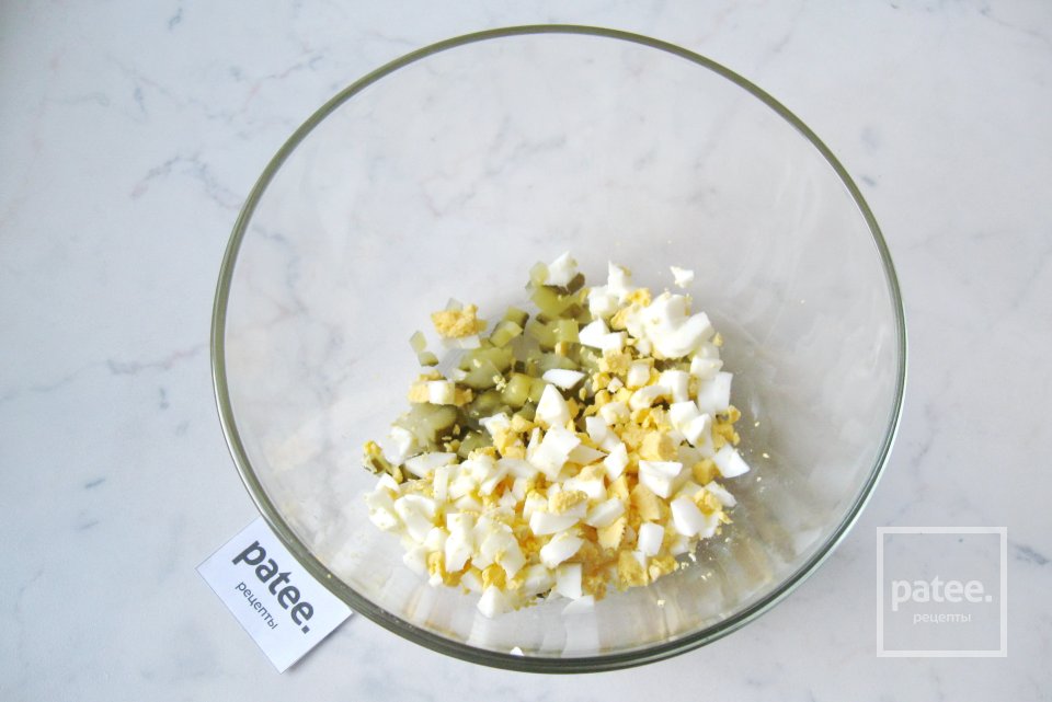 Салат со шпротами и яйцом - Шаг 3