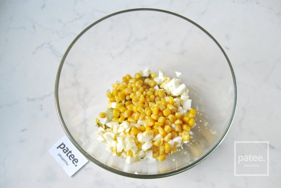 Салат со шпротами и яйцом - Шаг 4