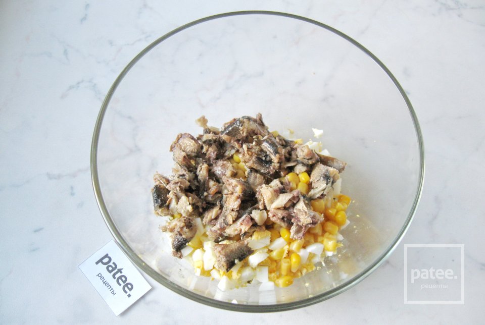 Салат со шпротами и яйцом - Шаг 5