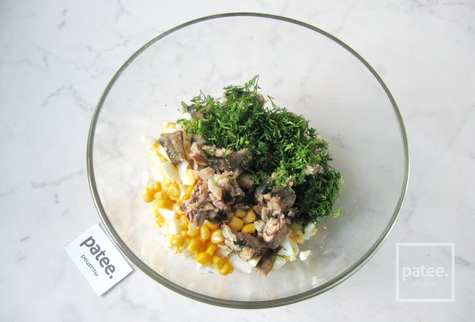 Салат со шпротами и яйцом - Шаг 7