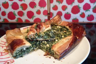 Открытый пирог со шпинатом и брынзой