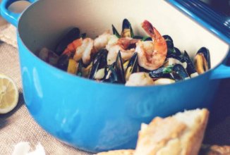 Тушеные мидии с креветками и чесночным хлебом